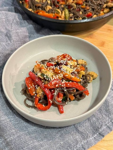 Гречневая лапша с овощами и кунжутом